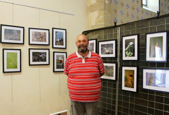 Arnaud Gosselin devant ses clichés lors du Festival Photos Nature à Monléon.