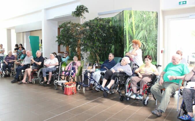 Les résidents de l'Ehpad de Boulogne, lors de la cérémonie pour la convention Ehpad-SDIS 31.