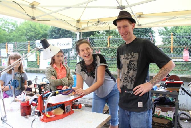 Apprendre à travailler le bois et utiliser une scie à chantourner avec Raphaël, à la Fête des Possibles.