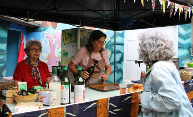 Les bénévoles à la buvette de la Fête des Possibles.