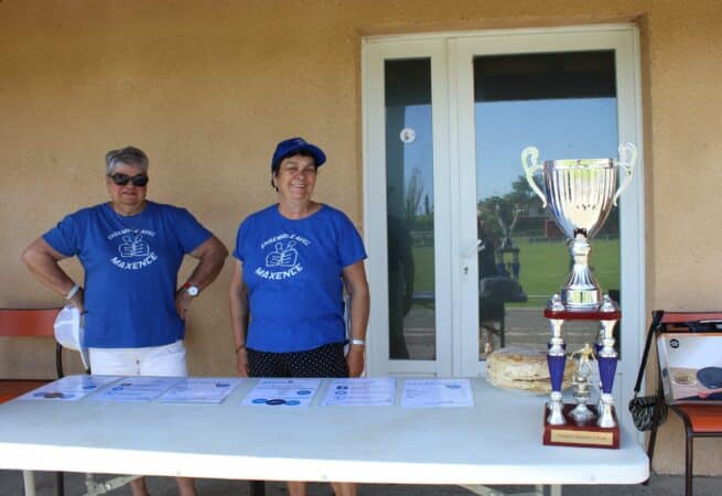Au tournoi de sixte de Boulogne, Bernadette et Juliette, les gardiennes de la coupe.