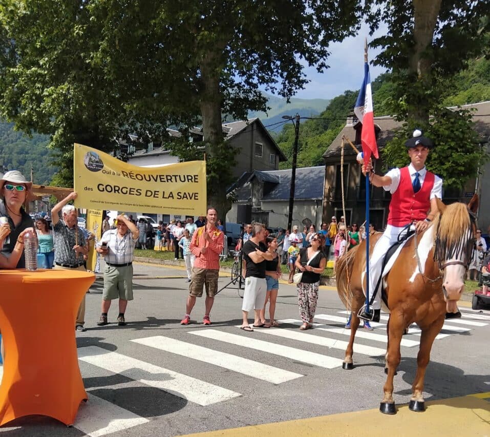 Le collectif Sauvegarde des Gorges de la Save lors de l'inauguration de la ligne Montréjeau-Luchon, les élus font des promesses, les tiendront-ils ?