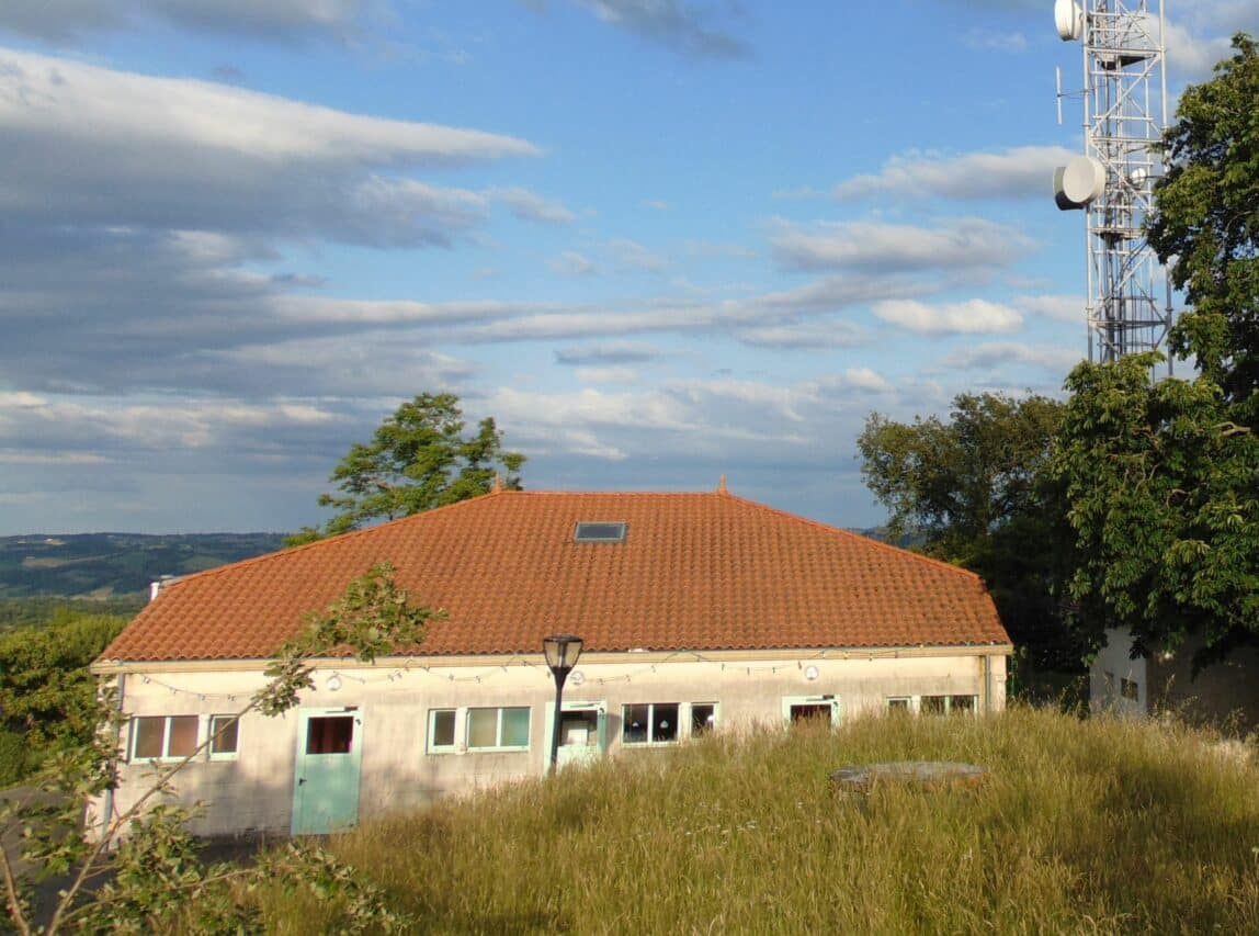 La salle des fêtes de Mondilhan vue du côté de la table d'orientation. Fête locale les 28 et 29 juin.