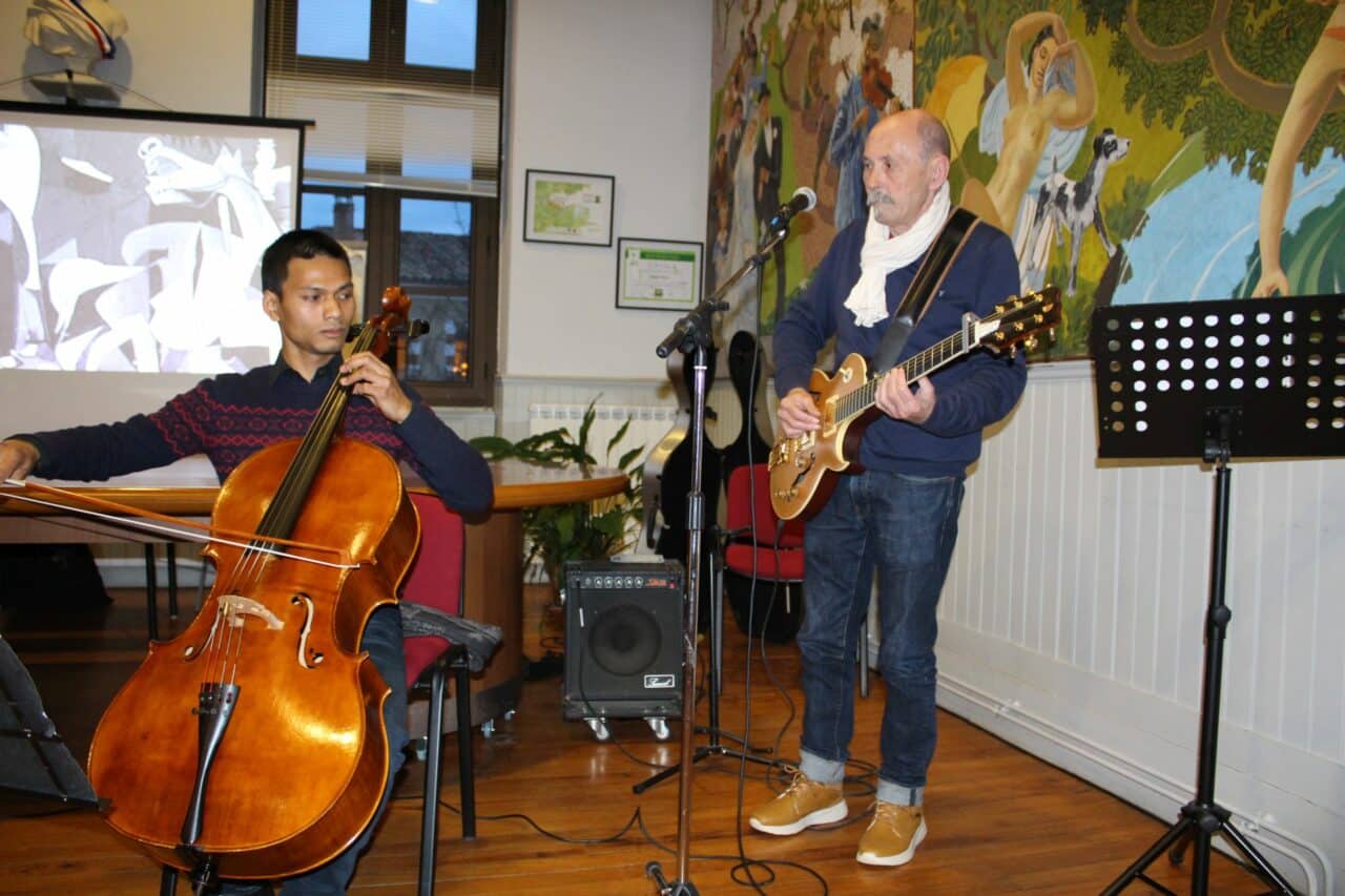 Les auditions de fin d'année de Musical'Isle auront lieu le 28 juin. (en photo Antoine Moulard violoncelliste et le président Pascal Levaillant).