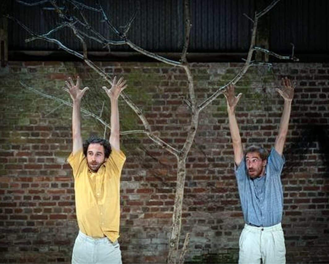 Un duo de clowns jongleurs décalé