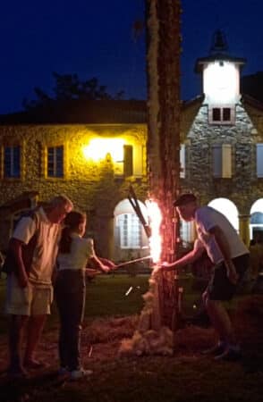 le maire du village a allumé la torche, la transmettant ensuite à une petite jeune fille, la transmission à la jeunesse, la symbolique du gage de fertilité