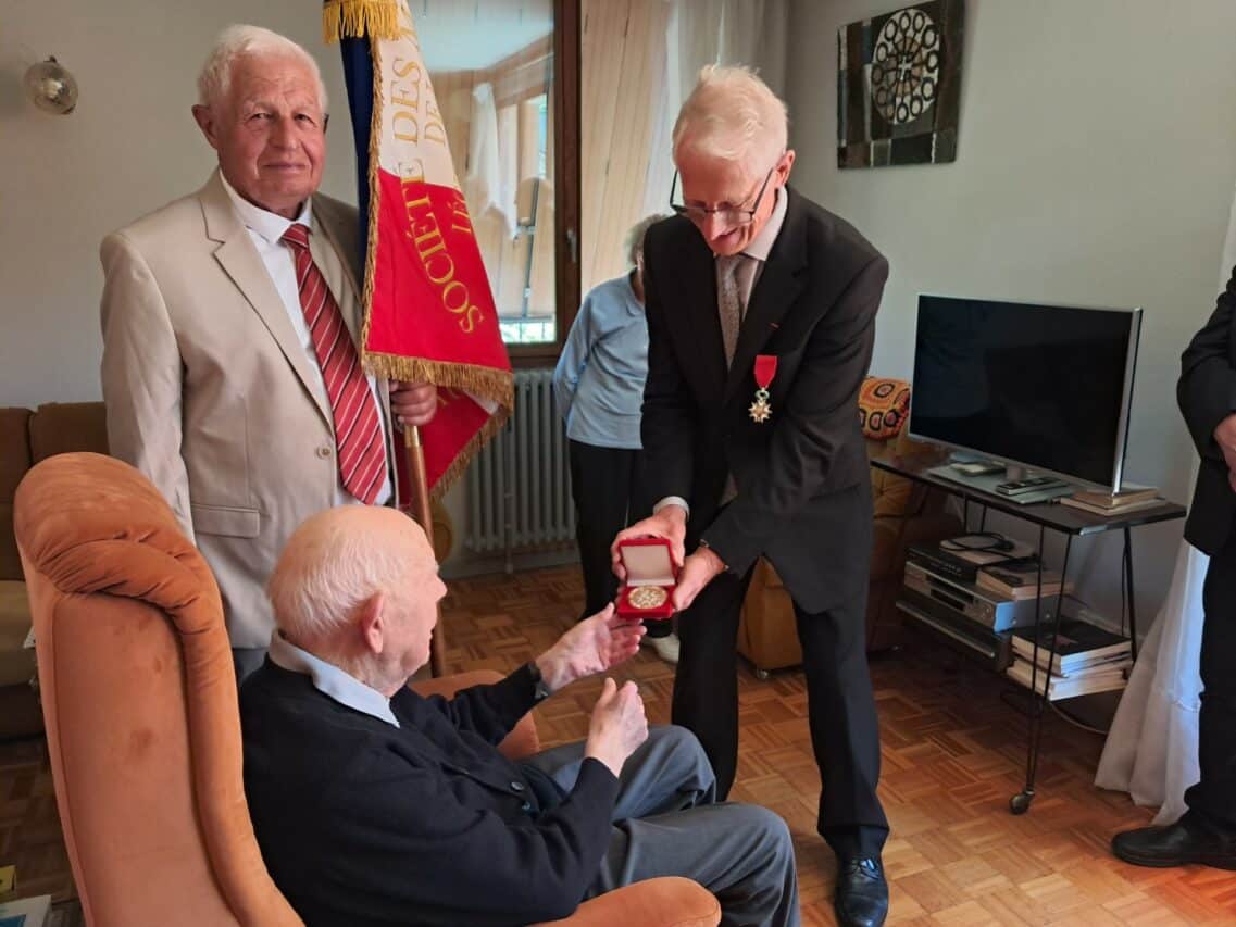 C'est dans son salon qu'André Lagarde a reçu sa médaille.