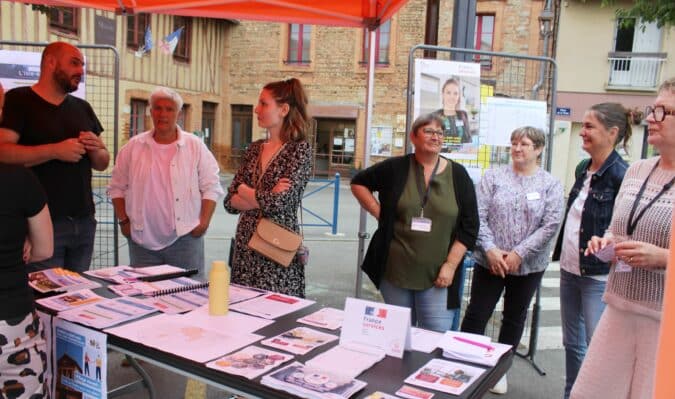 Les personnels de la Maison France Services, de la commune et de la 5C présents sur le stand Villages Ouverts à l'Isle.