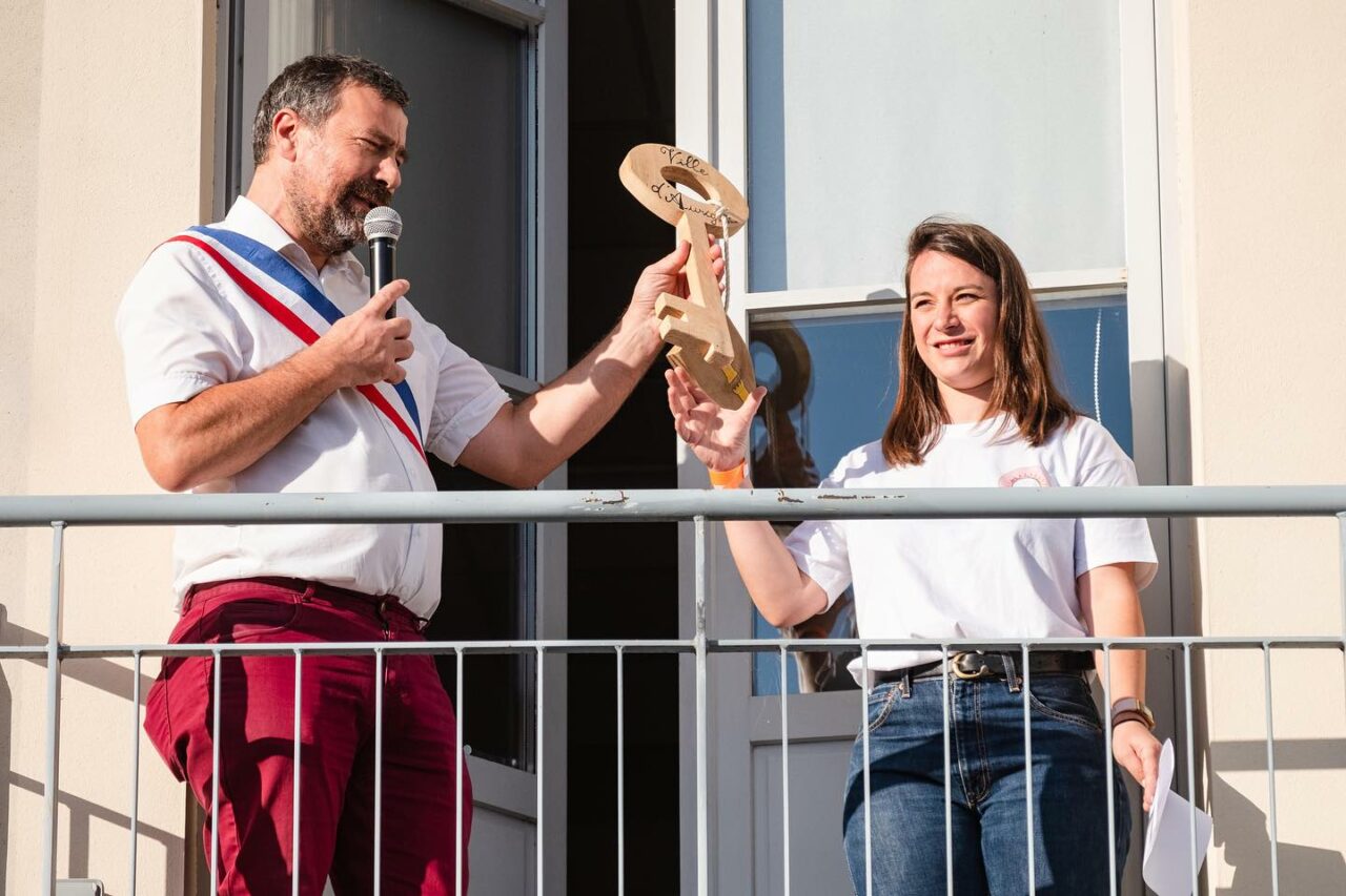 A Aurignac le top départ des fêtes de la Saint-Pierre boostées par l'anniversaire des 50 ans du comité, va être lancé. (Le maire JM Losego remettant les clés de la ville à M. Losego présidente du Comité photo illustration).