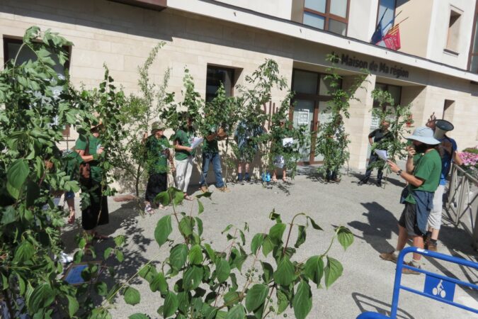des branches d'arbres pour symboliser les dégâts sur l'environnement dus à cette exploitation industrielle