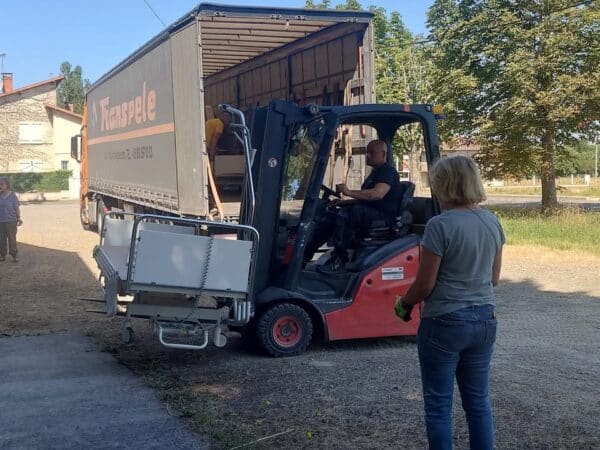 Nathalie Gobé surveille le chargement