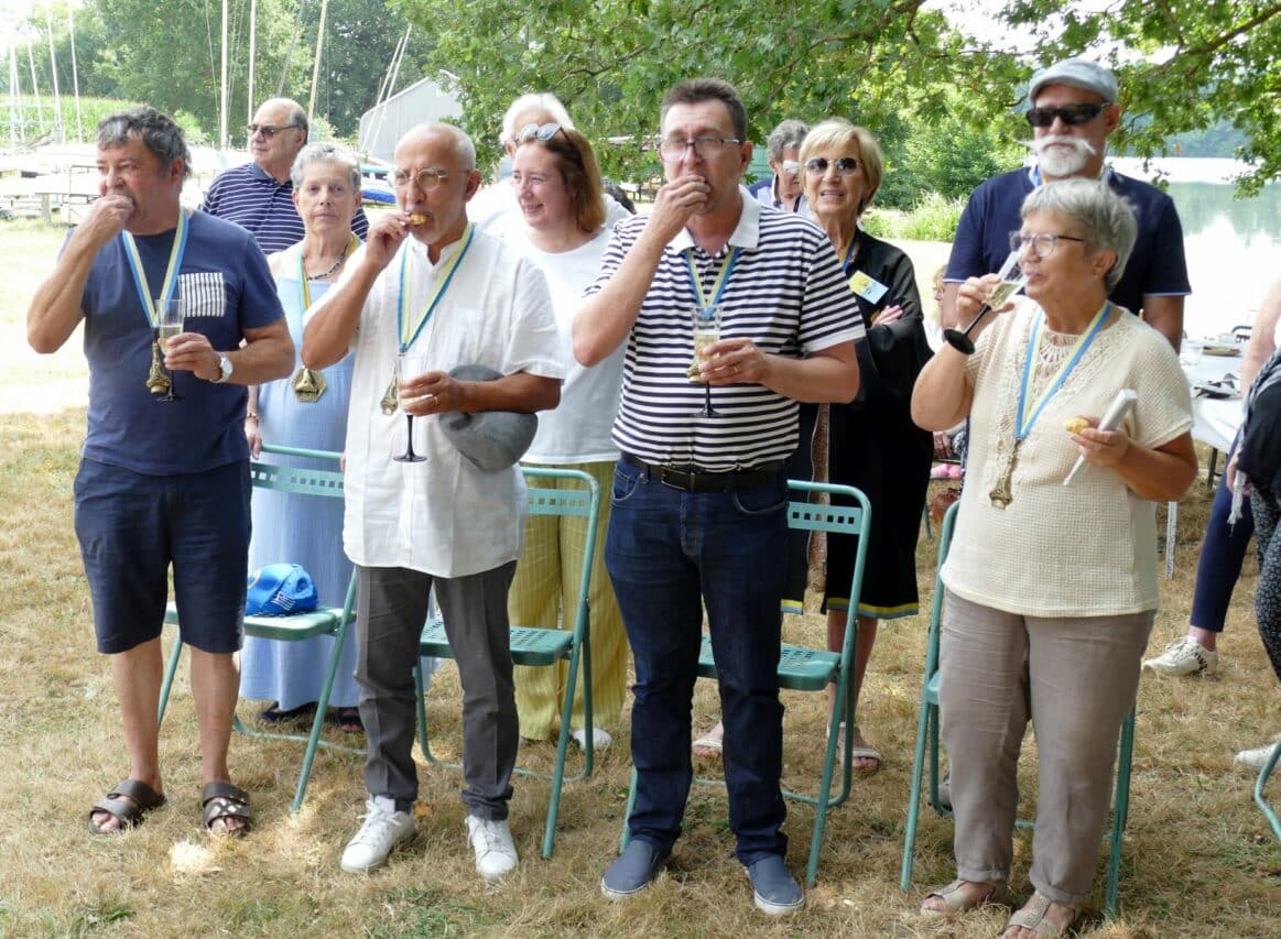 Les intronisés à l'heure de la dégustation !