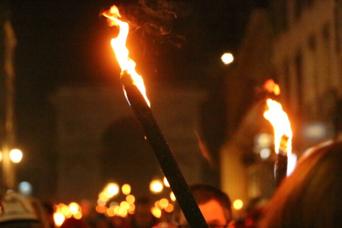 Découvrez la cité médiévale d'Aurignac à la lueur des flambeaux.