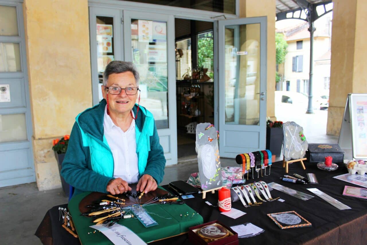 Marie-Anne Babin, dentellière aux fuseaux professionnelle, en démonstration à Boulogne.