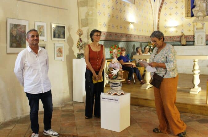 L'invitée d'honneur de l'exposition de Monléon, A.G Mallet sculptrice, entre le maire G. Barthe et J. Francazal, présidente de la MJC.