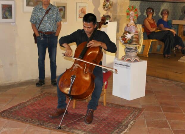 Le violoncelliste Antoine Moulard, invité surprise pour la 30ème exposition de Monléon.