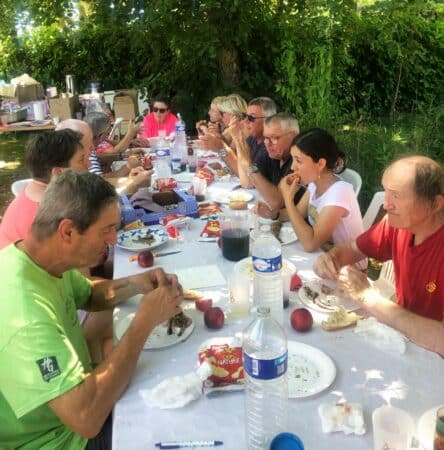 Après l'effort le réconfort pour les marcheurs de l'ACPM, de bonnes grillades à la Villa gallo-romaine.