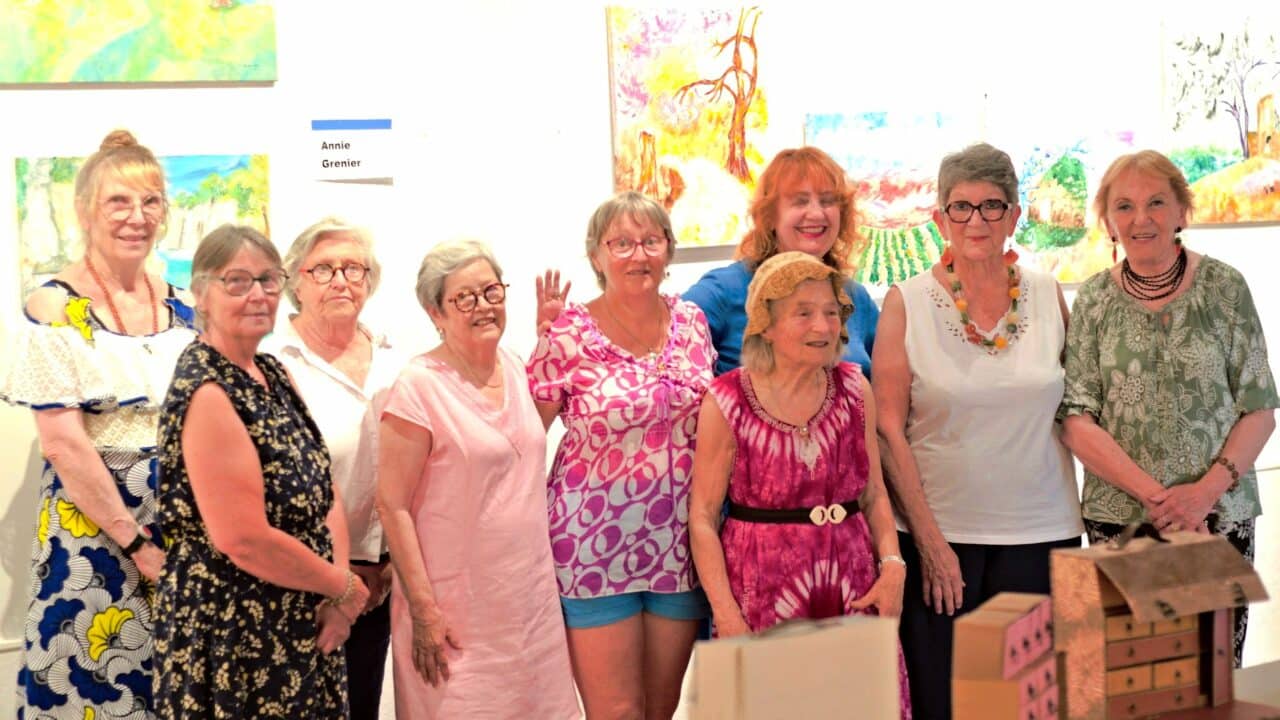 Une partie des artistes qui exposent leurs peintures et leurs créations scrapbooking au musée de Saint-Frajou. (1ère à dr Ksenia Milicevic)