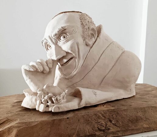 Les lauréats du Salon des Arts Petit Format à Latoue. (Le moine priseur, Danny Fortin, prix du Jury sculpture)