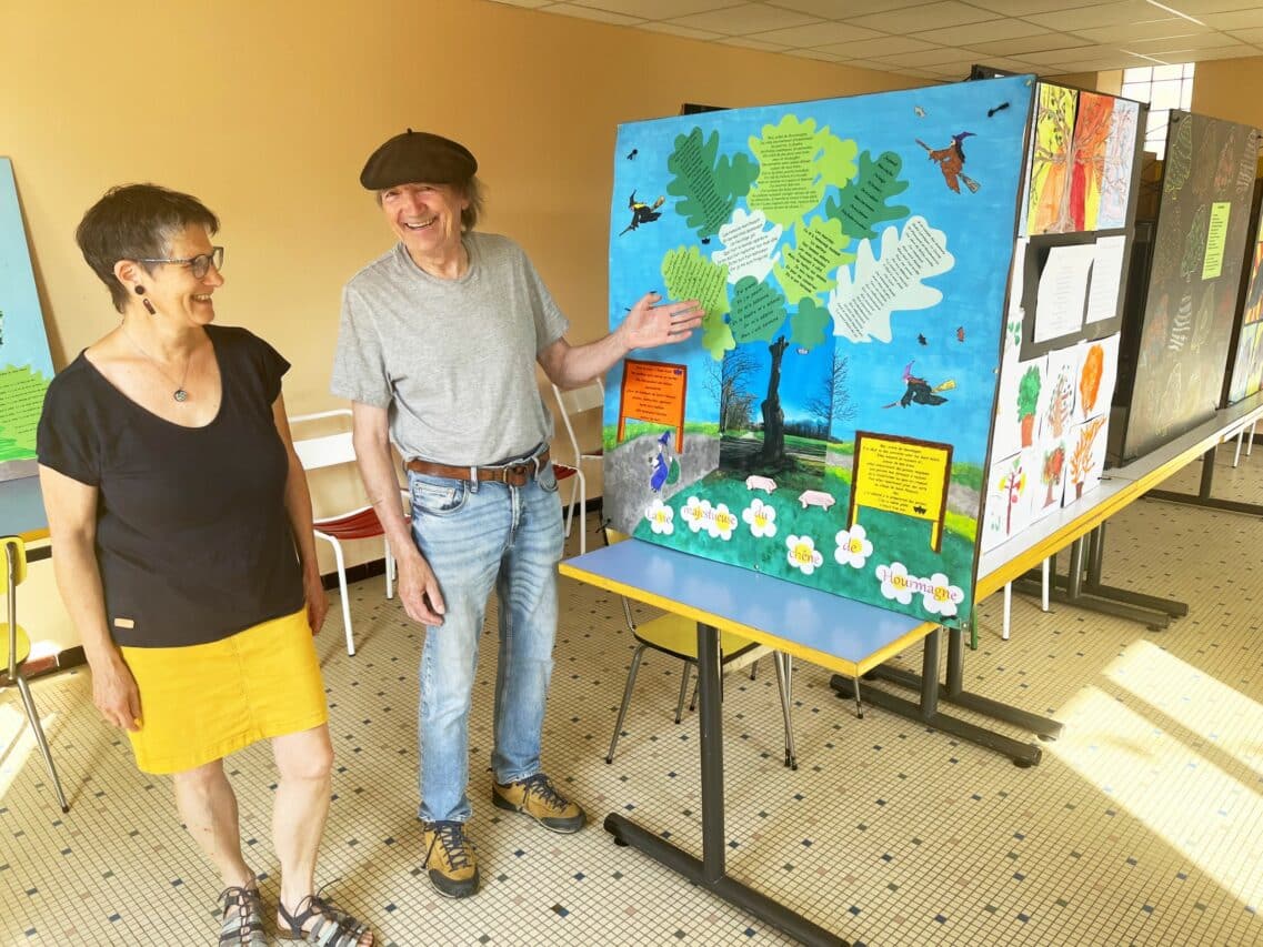 L'exposition des scolaires, initiée par Terracor, ici présentée à Sarremezan. (Mme Enel maire de Sarremezan, C. Dugros président Terracor).