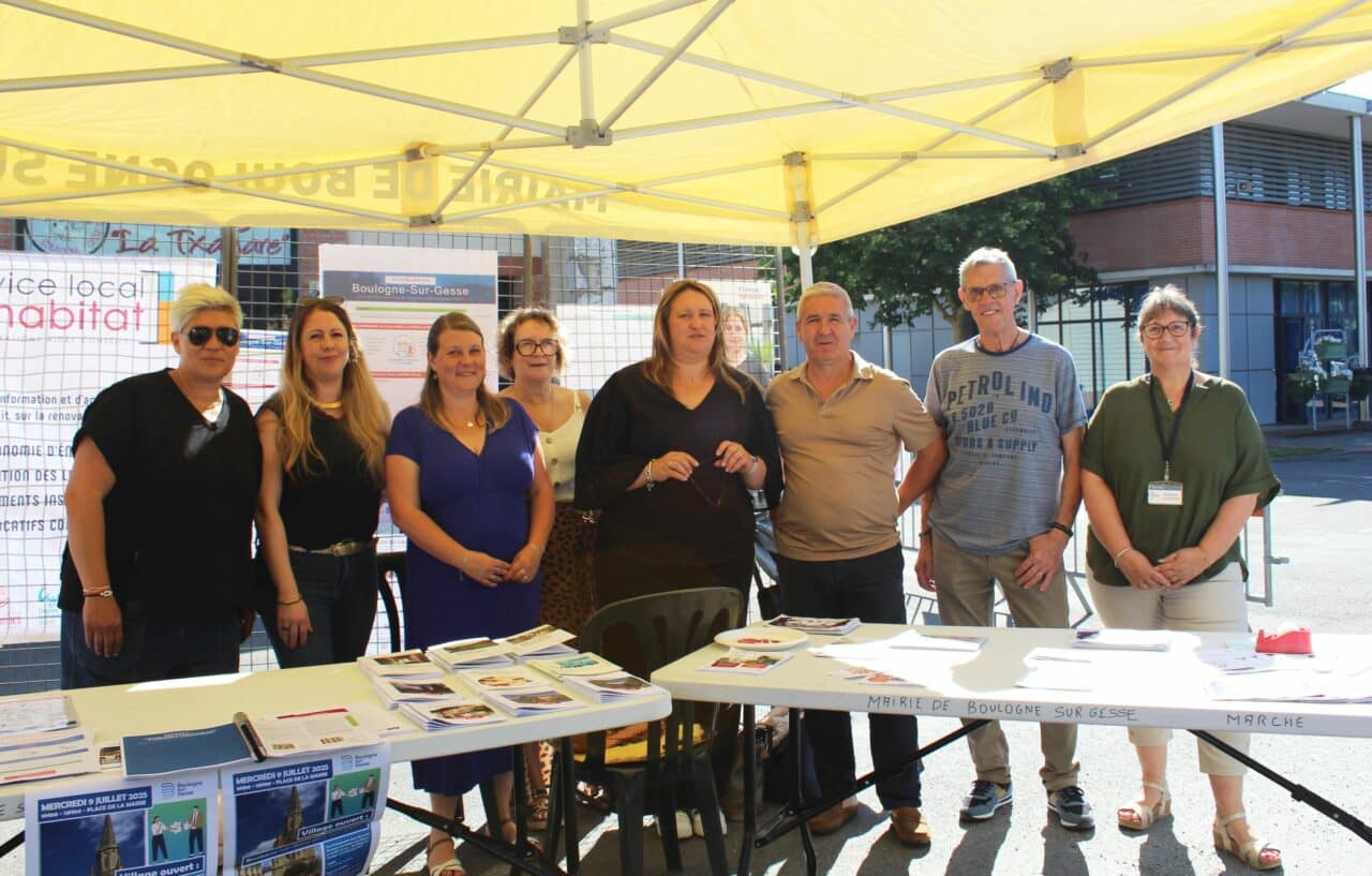 Les agents des Services Publics et de la Collectivité autour de C. Le Goff Despis, du maire Alain Boubée et du 1er adjoint Yves Bon.