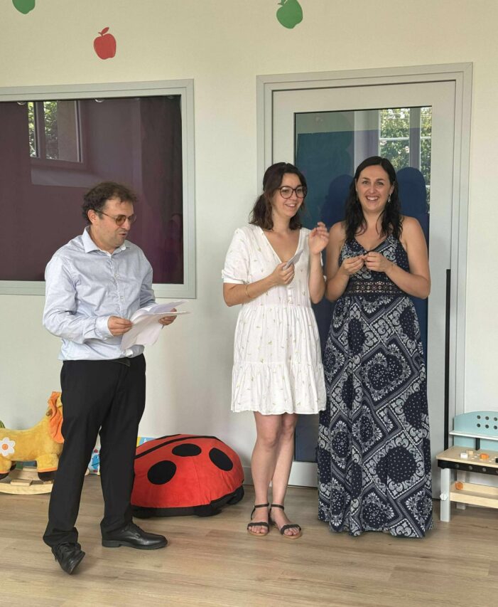 La chaleureuse inauguration de la MAM Haut Comme trois pommes, à Thermes Magnoac, avec Laetitia et Mathilde, (à g le maire de Thermes JM Labérenne).