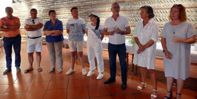 Denis Turrel et Mmarie Caroline Tempesta entourés d'autres adjoints et des représentants du comité des fêtes