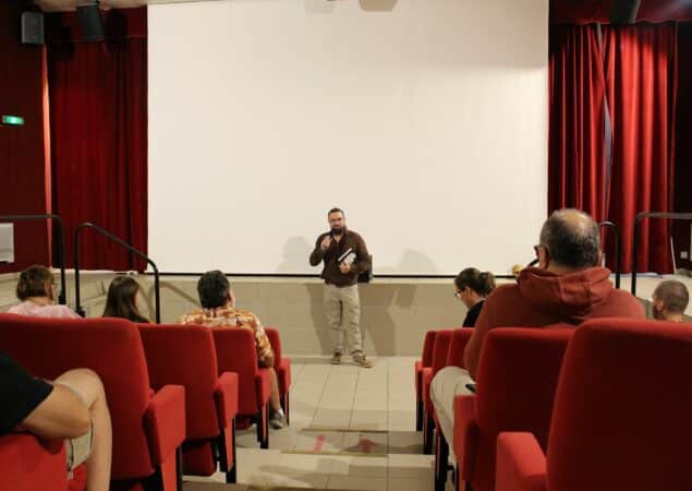 Sébastien Marzin, directeur du musée de l'Aurignacien, présente la projection-débat sur l'homme de Tautavel, en présence d'Amélie Vialet paléoanthropologue.