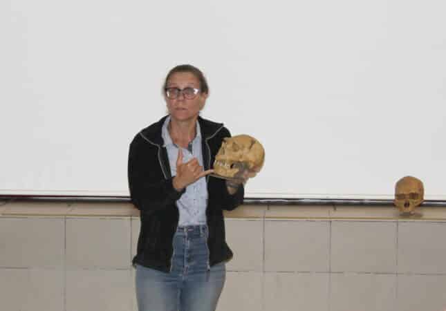 Amélie Vialet présente la reproduction du crâne découvert dans la Grotte de Tautavel, Homo Heidelbergensis.