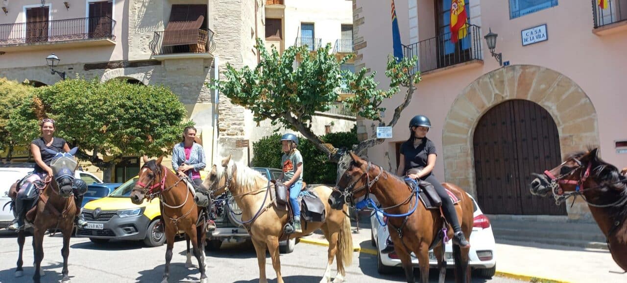 Arrivée à Benabarre en Espagne de la randonnée équestre partie d'Aurignac le 22 juillet, une formidable aventure qui relance le jumelage des deux cités.