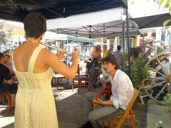Lilou Duo, talent et charme pour le concert du samedi matin chez Broc & Brol.