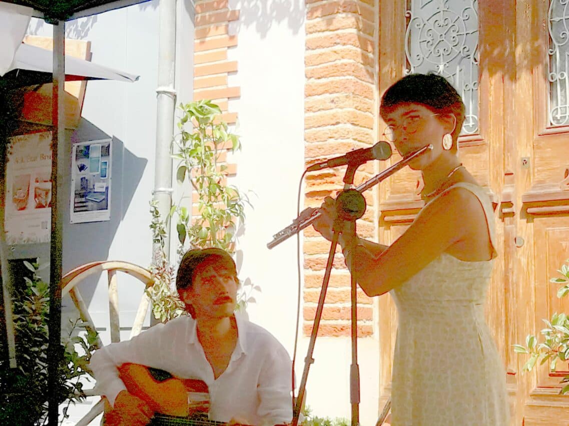 Lilou Duo, talent et charme pour le concert du samedi matin chez Broc & Brol.