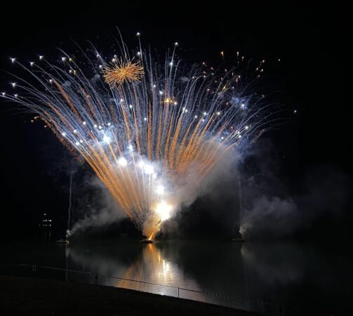 Clou de la soirée, le feu d'artifice au bord du lac de la Gimone.