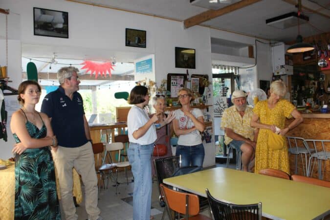 Un vernissage chaleureux orchestré par Capucine Moulas (au centre) et la Cafetière.
