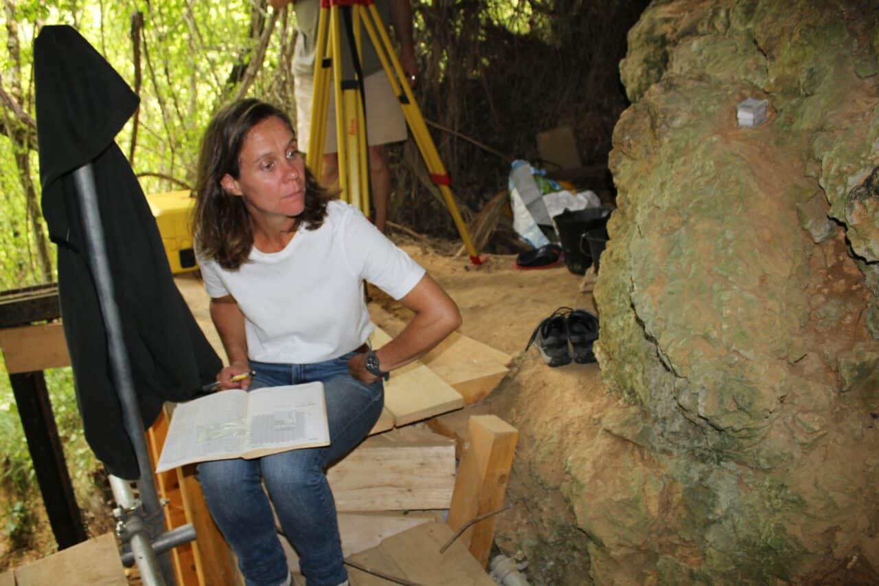Amélie Vialet, paléoanthropologue au MNHN, fera le bilan pour le public de la campagne de fouilles à Montmaurin (ici dans la grotte de Coupe-Gorge).