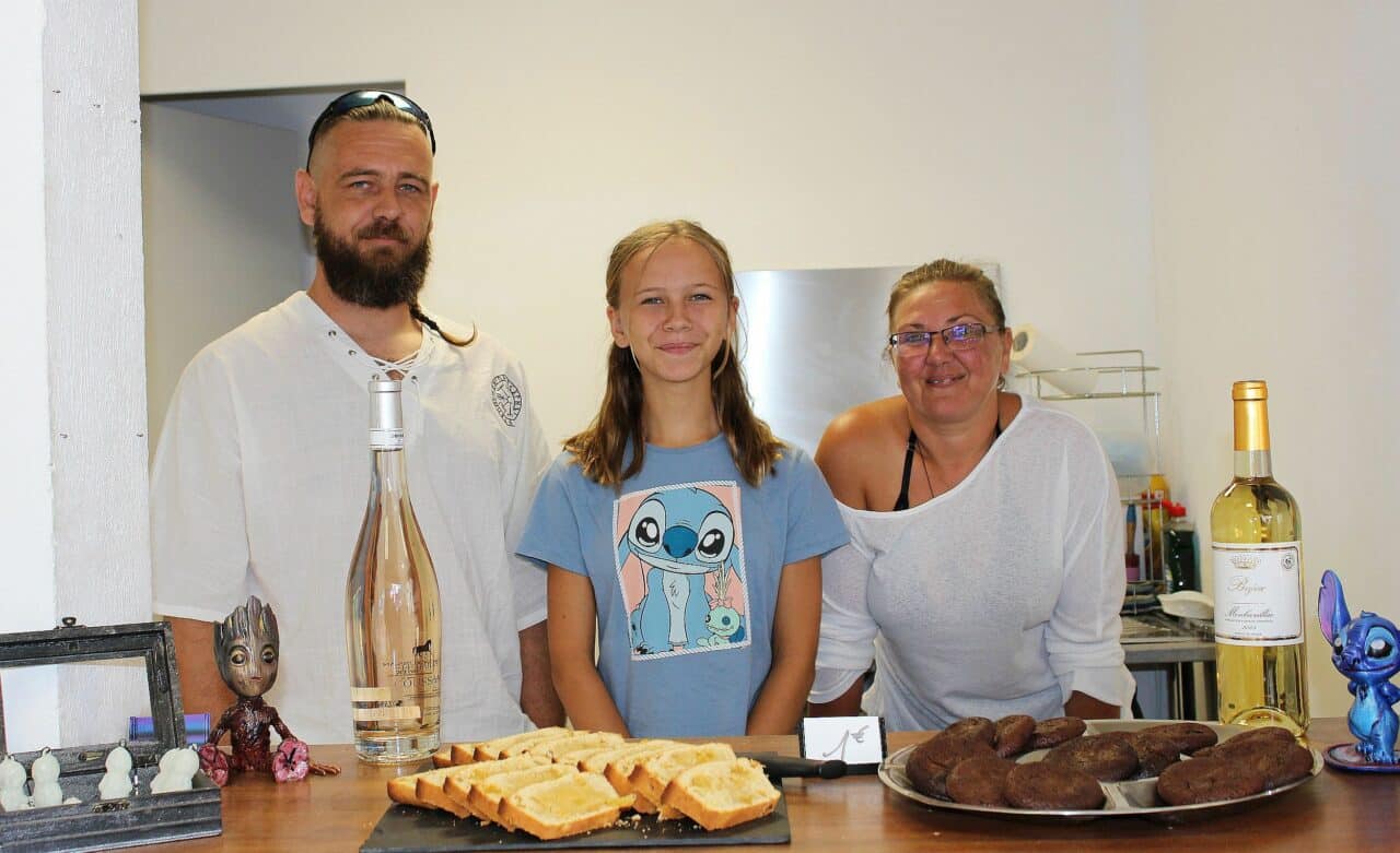 Tout sourire, Patricia Reistech (à g) à inauguré sa librairie-papèterie salon de thé à L'Isle en Dodon, avec Miguel et Lana.