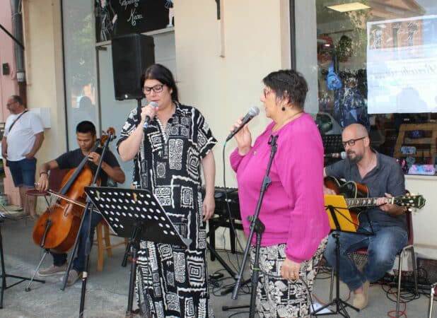 La musique était au rendez-vous à la librairie-papèterie salon de thé de Kiou, lors de l'inauguration. (Antoine, Alice, Béatrice, Rémi).