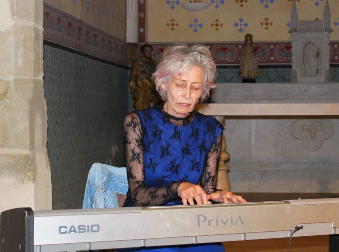 Une artiste exceptionnelle à la chapelle de Monléon, l'Anglaise Joy Askew; qui vit à Brooklyn, y a donné un concert intimiste inoubliable.