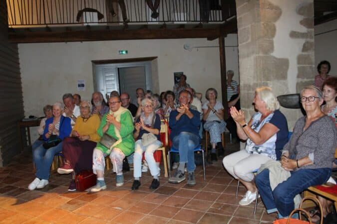 Le public conquis, dans la chapelle lors du concert de Joy Askew.
