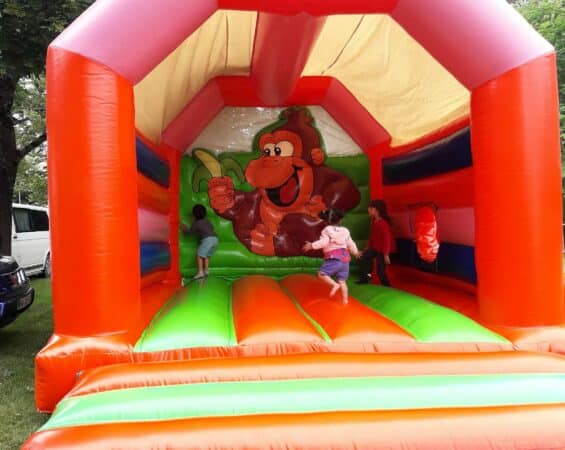 Pendant la fête locale, samedi matin 23 août, des jeux et animations gratuites sont organisées pour les enfants. (photos d'illustration)