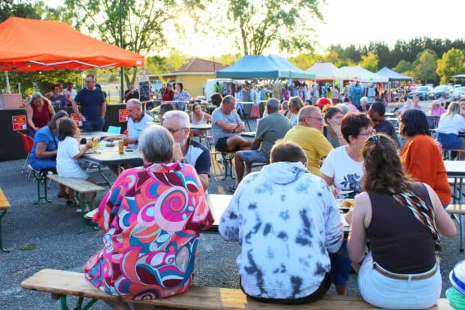 Le talentueux duo Miko a animé le marché nocturne et vide-greniers à l'Isle en Dodon.