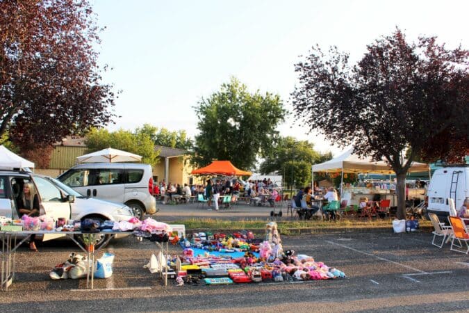 Le talentueux duo Miko a animé le marché nocturne et vide-greniers à l'Isle en Dodon.