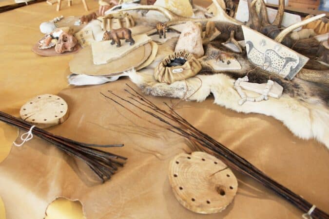 Atelier de vannerie sauvage au Musée de l'Aurignacien, avec Sabine Pianetti.