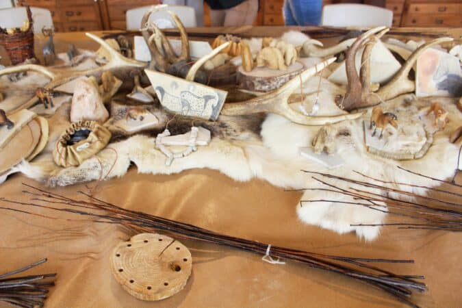 Atelier de vannerie sauvage au Musée de l'Aurignacien, avec Sabine Pianetti.