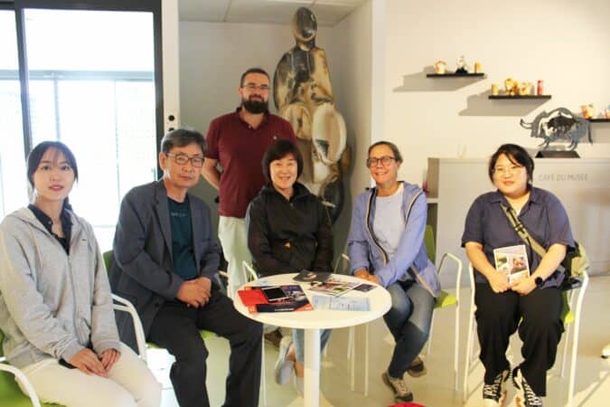 Les scientifiques coréens en visite en France avec Amélie Vialet, paléoanthropologue (debout Sébastien Marzin, directeur du Musée de l'Aurignacien).