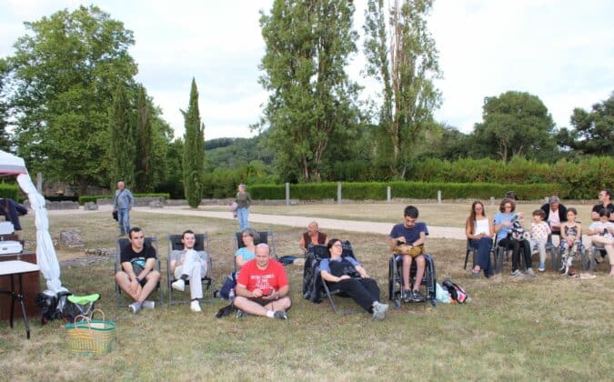 Une partie du public à la Nuit des étoiles de la Villa de Montmaurin.