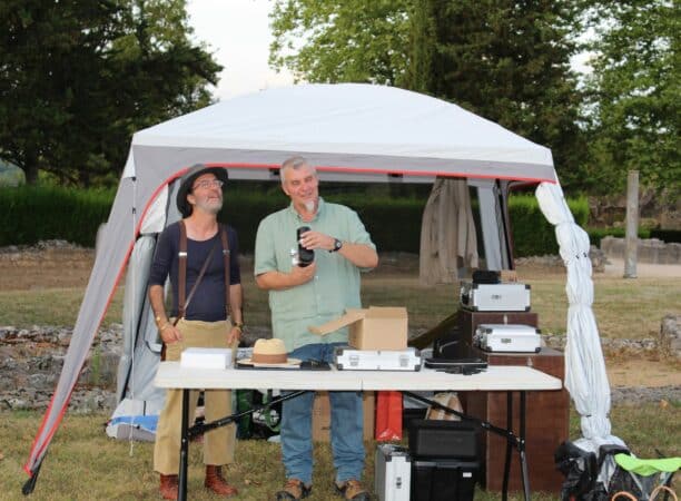 Pascal Giraudel (à dr) responsable du musée et animateur passionné de la soirée d'observation des étoiles. A ses côtés, Maxence des Oiseaux poète musicien.