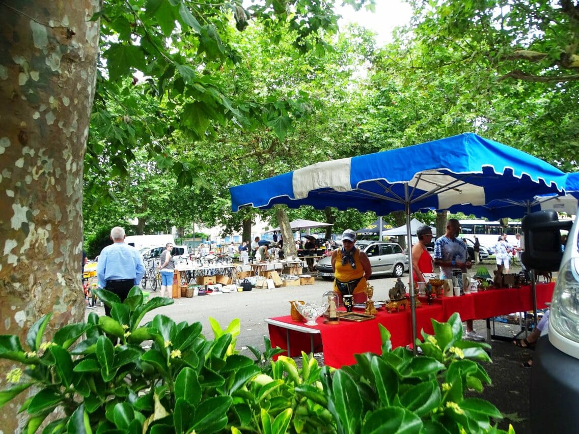En nocturne, un marché gourmand et un vide-greniers assortis de musique et de bonne chère, la soirée du Fil Comité des Fêtes à l'Isle.