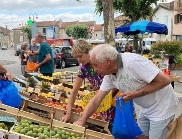 les stands installés sur les places Clément Ader et Henri Barbusse sont transférés sur le boulevard Jean Jaurès.
