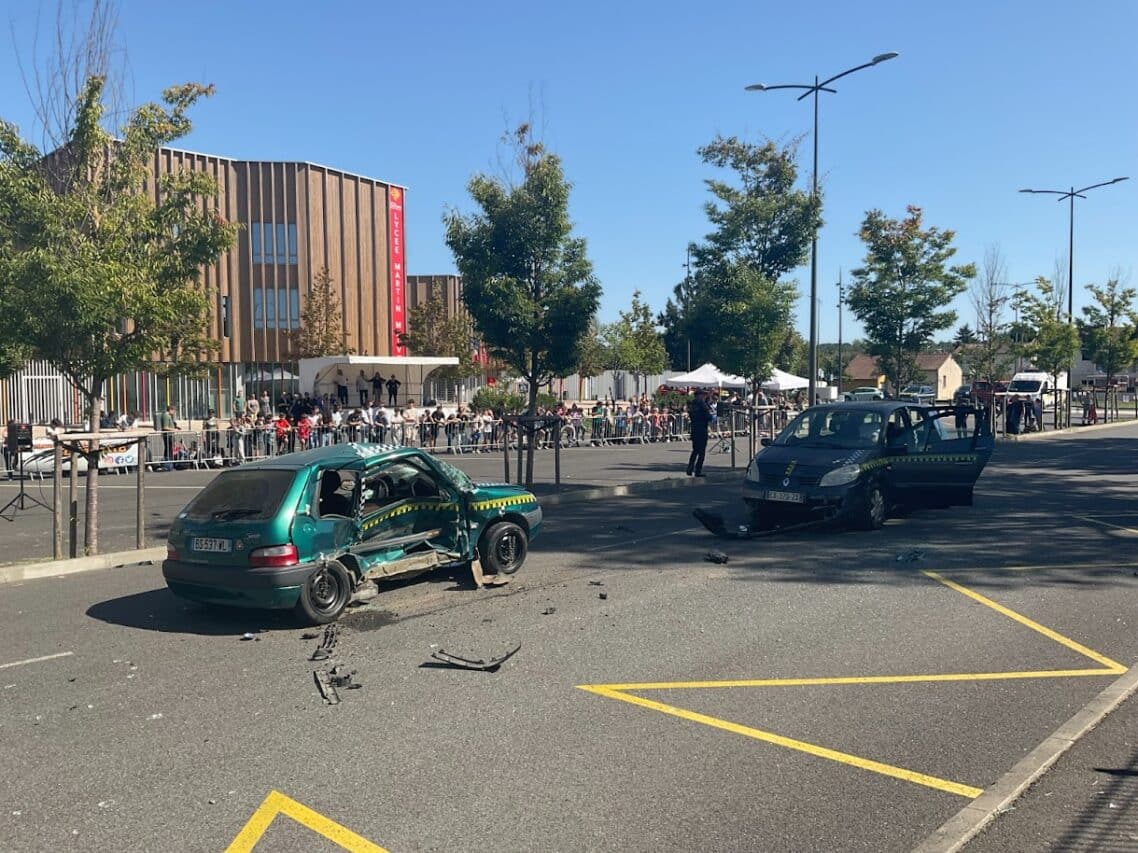 La reconstitution d'un accident voiture contre scooter